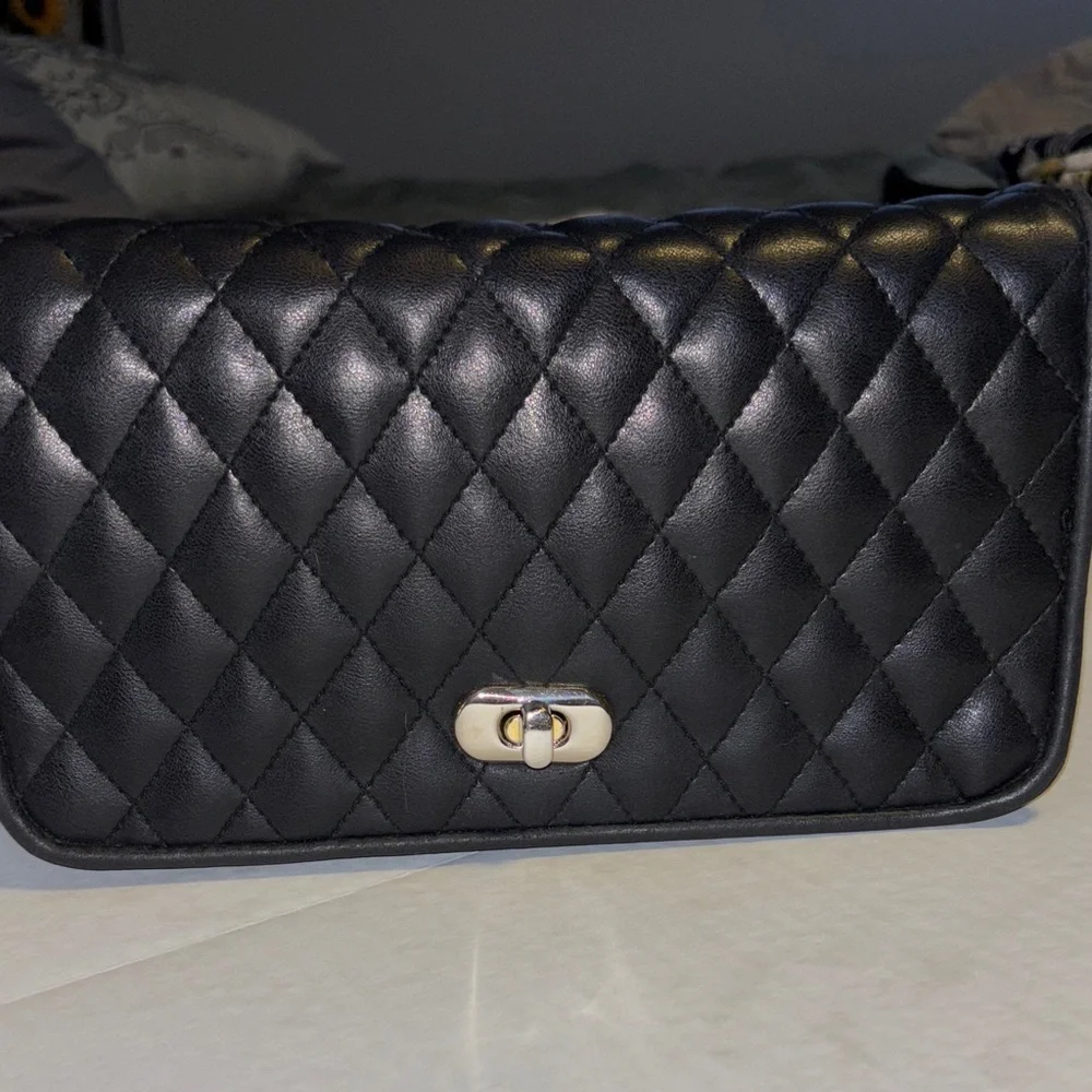EMPIRE-ORR.INC BRAND BLACK QUILTED FAUX LEATHER CROSSBODY GOLD AND BLACK STRAP